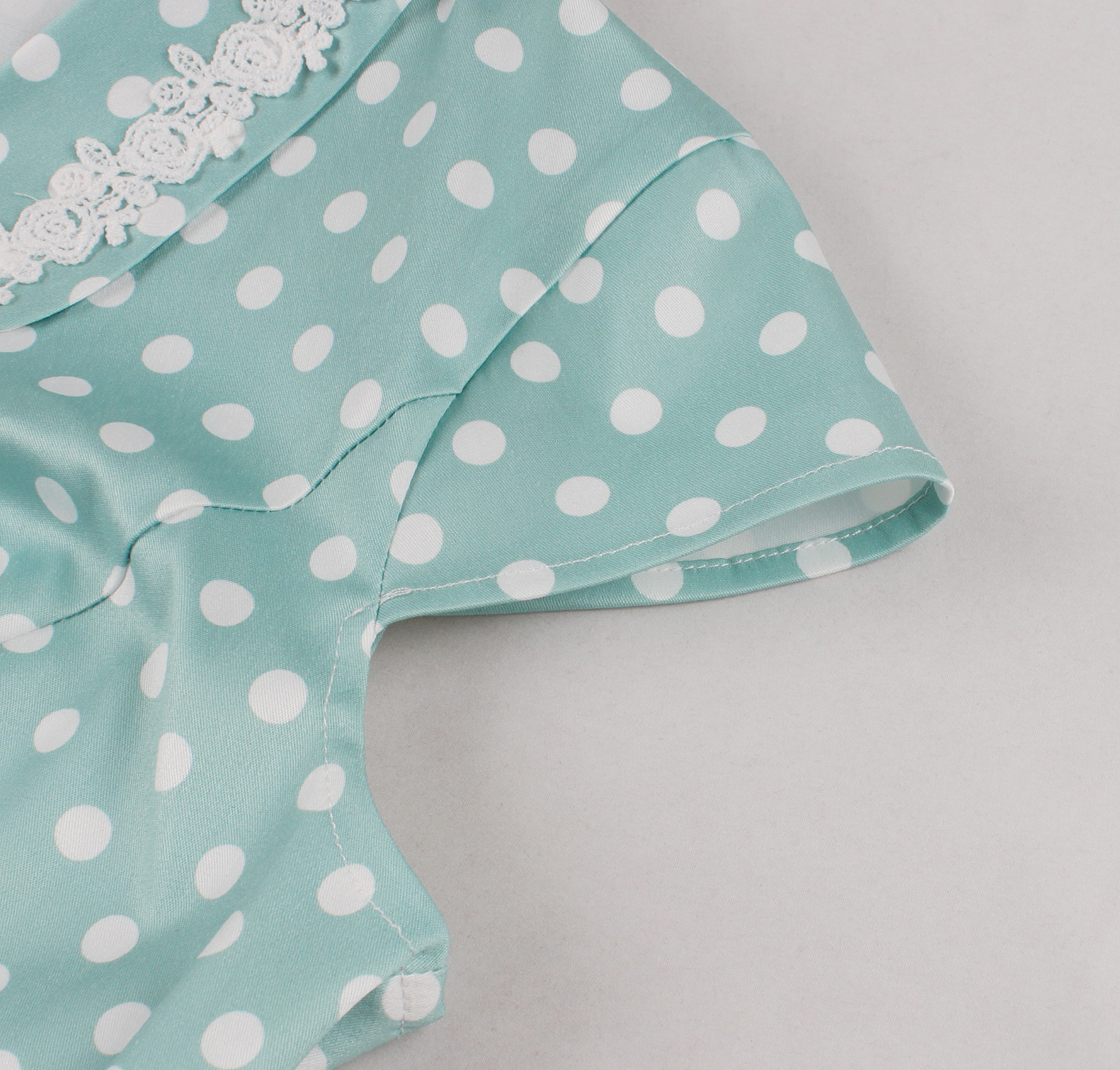 Vintage Green Polka Dot A-Line Dress with White Lace Collar and Bow Accent N23827