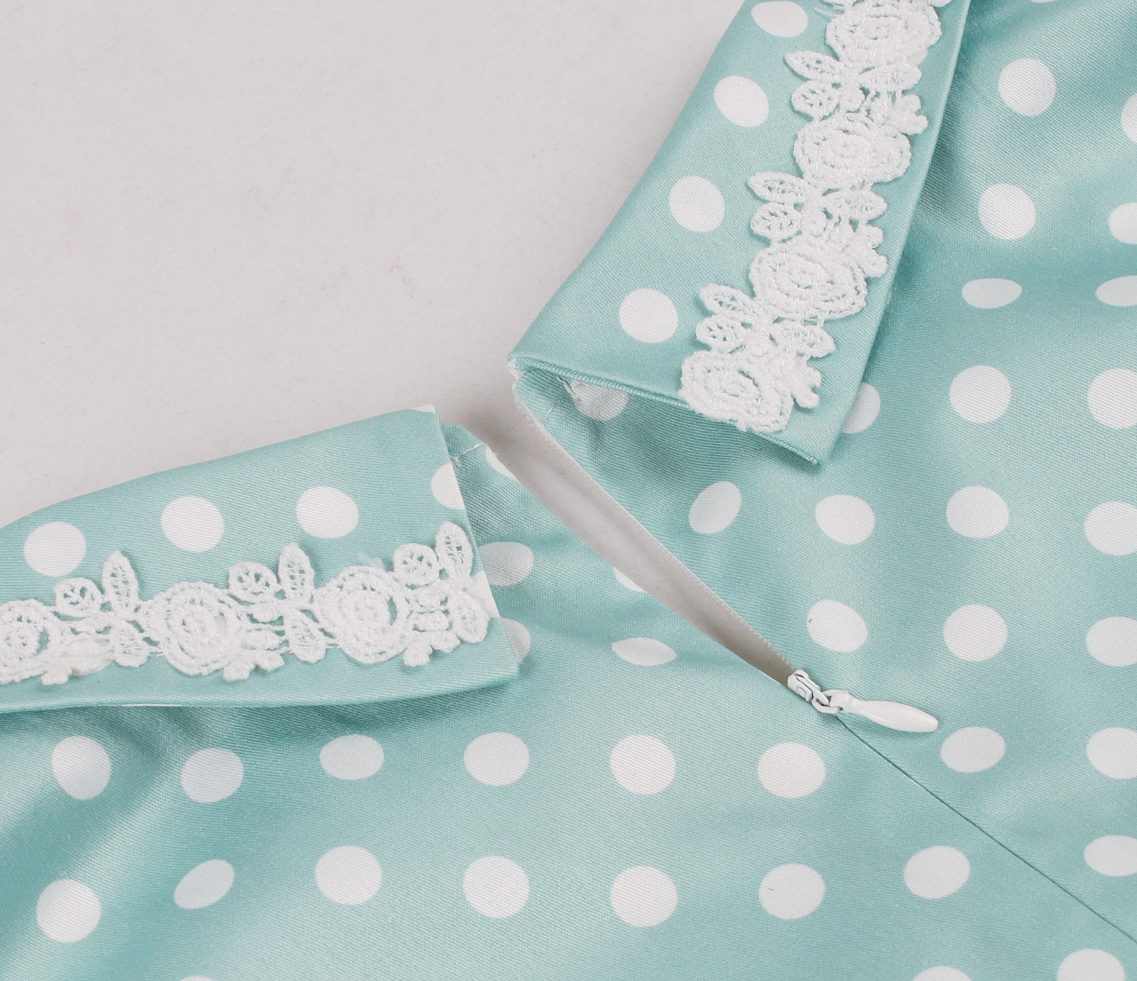 Vintage Green Polka Dot A-Line Dress with White Lace Collar and Bow Accent N23827