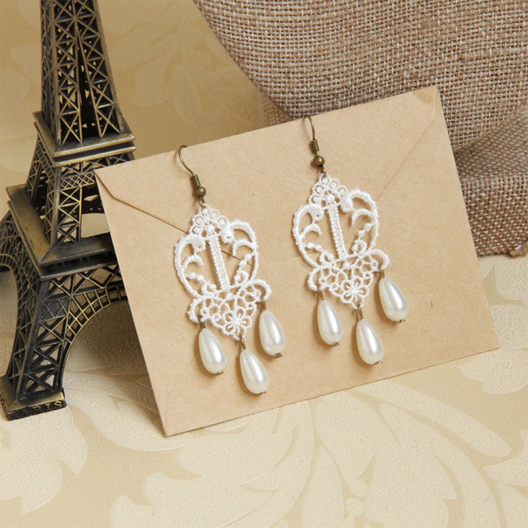 Vintage White Floral Lace Drop Olivets Earrings J18418