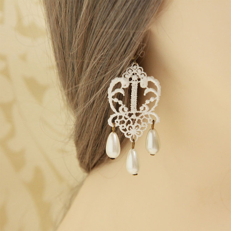 Vintage White Floral Lace Drop Olivets Earrings J18418